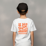 Wit kinder T-shirt met oranje tekstprint op de rug, gedragen door kind