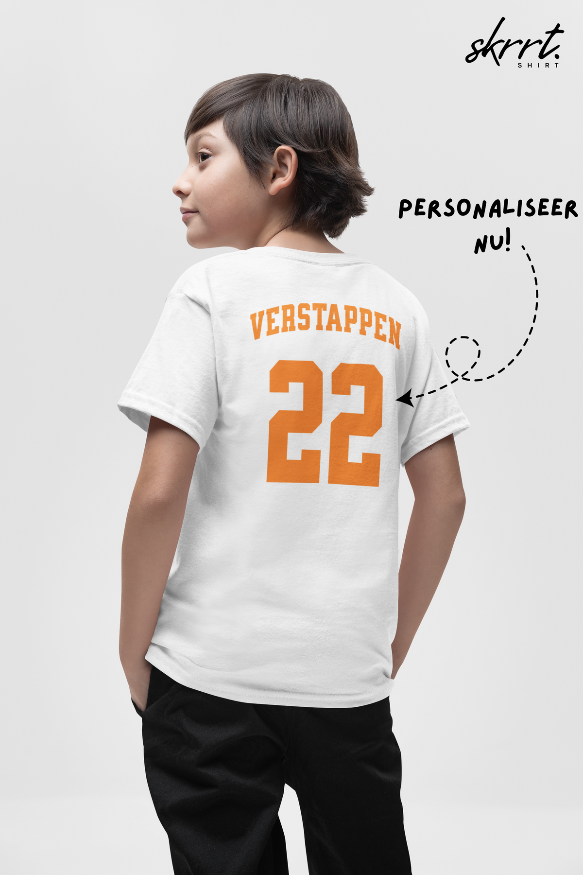 Kinder voetbalshirt wit met VERSTAPPEN en rugnummer 22, gedragen met rugzicht.