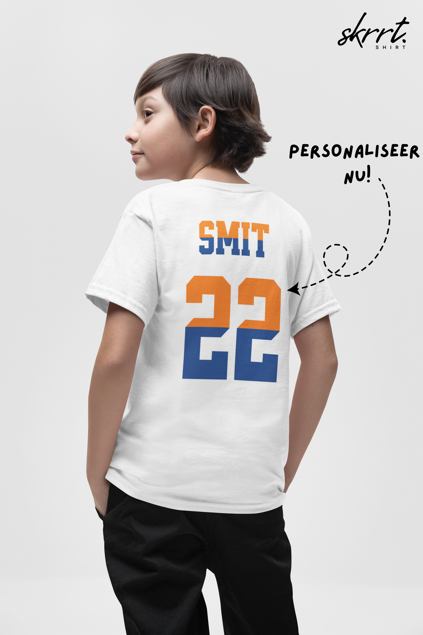 Kind Voetbal T-shirt - EK, WK en Koningsdag Kinderkleding - Personaliseer met Naam, Jaar & Rugnummer - ORANJE  (oranje en blauwe tekst)