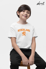 Kinder voetbalshirt wit met tekst NEDERLAND en leeuwprint, vooraan gedragen.