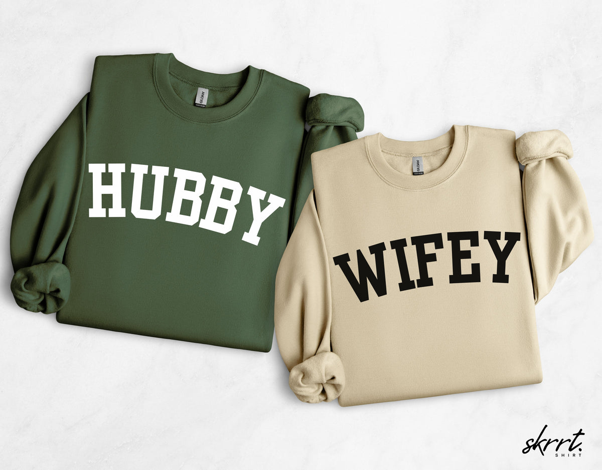 Koppel sweatshirts: olijfgroen HUBBY en zandkleurig WIFEY, ronde hals.