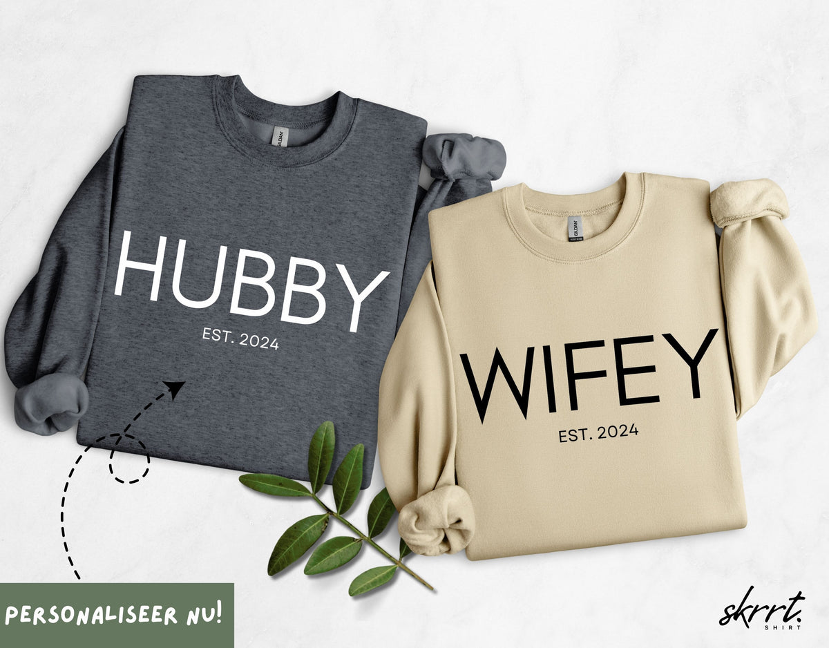 Set van twee truien: grijze HUBBY en beige WIFEY met EST. 2024, decorblad