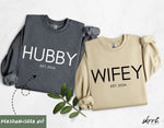 Set van twee truien: grijze HUBBY en beige WIFEY met EST. 2024, decorblad