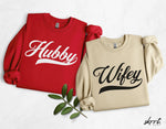 Set sweatshirts: rode “Hubby” en zandkleurige “Wifey”, beide met ronde hals