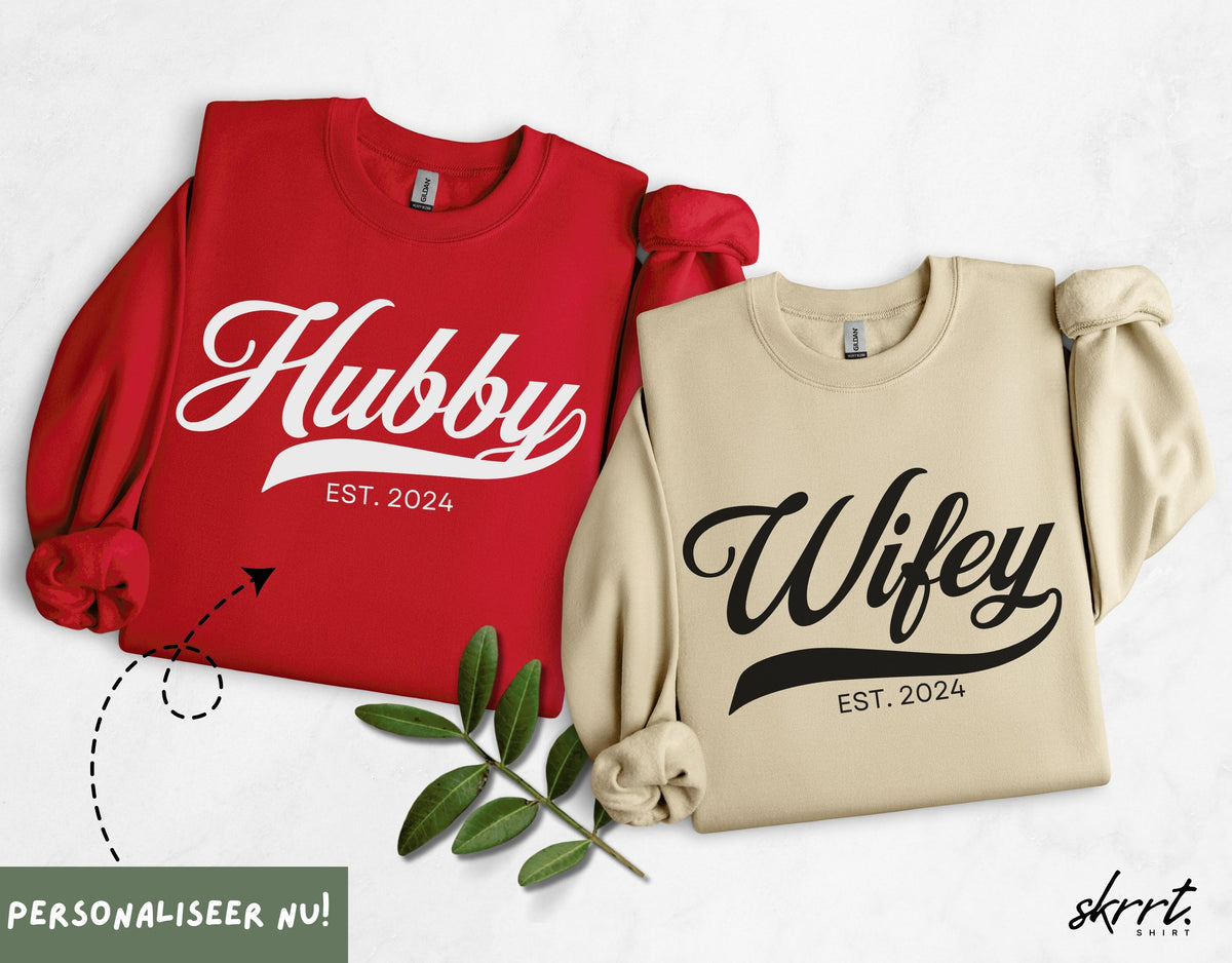 Set gepersonaliseerde sweatshirts rood “Hubby” en beige “Wifey”, beide met “EST. 2024”