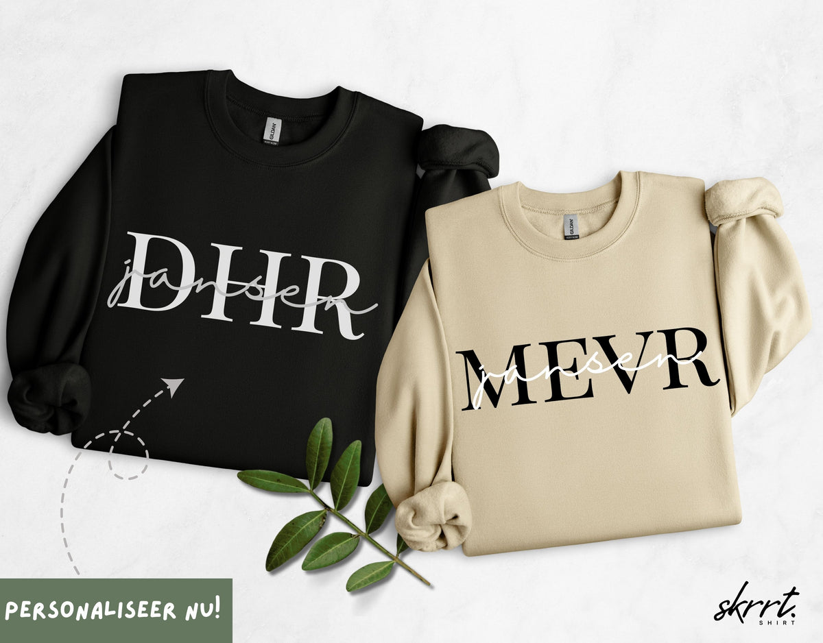 Koppelsweaters: zwarte 'DHR' en lichtbeige 'MEVR' sweater met strikdetail