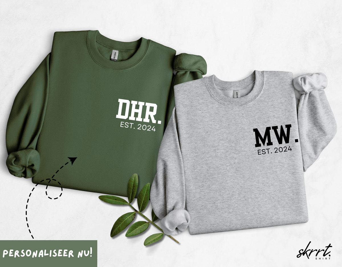 Twee sweatshirts: groene DHR. en grijze MW. EST 2024