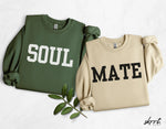 Set truien: olijfgroen 'SOUL' en beige 'MATE', allebei met lange mouwen