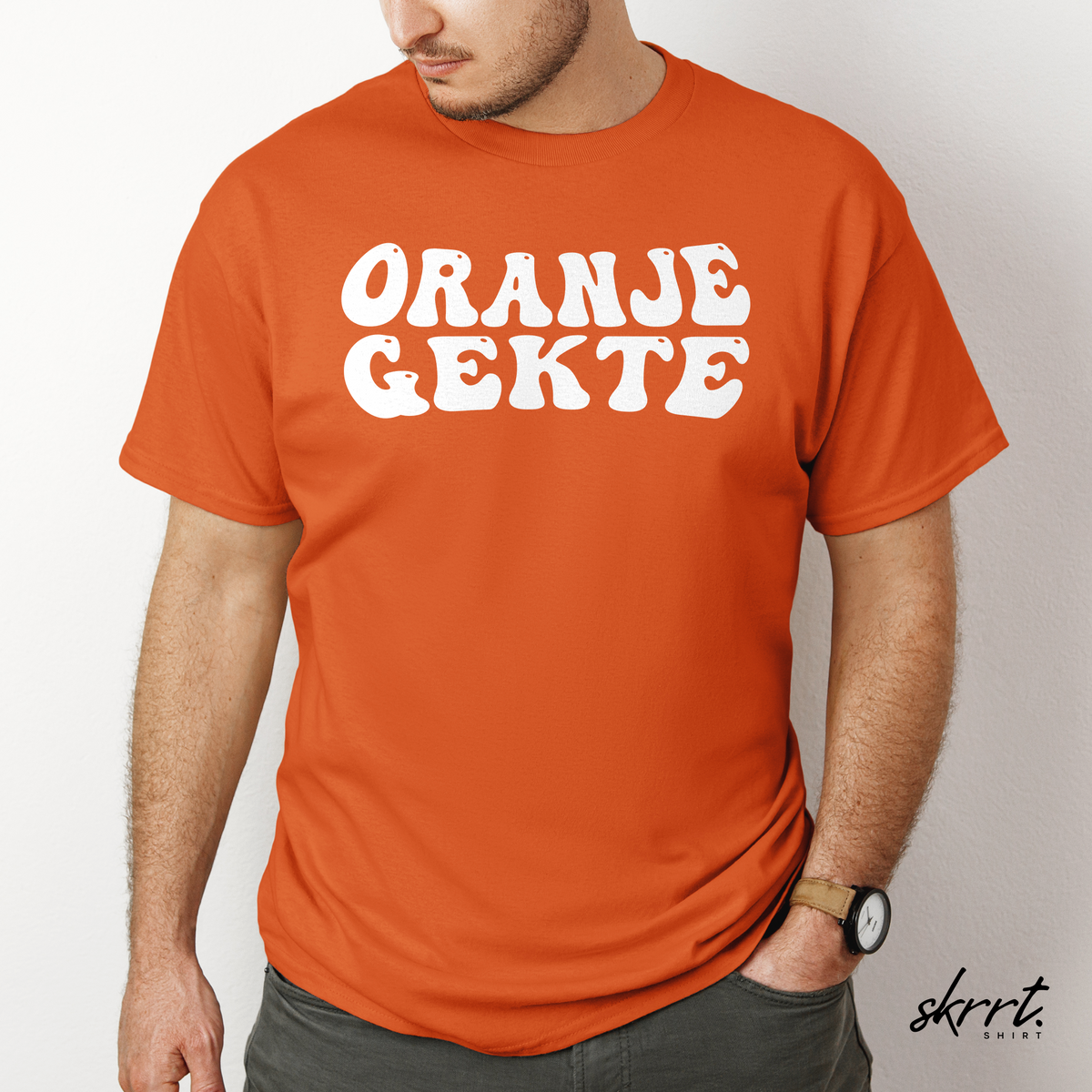 Oranje herenshirt met witte borstprint ORANJE GEKTE, ronde hals en korte mouwen.