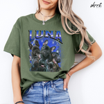 Olijfgroene T-shirt met LUNA-opdruk en collage van honden op borst.