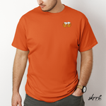 Oranje T-shirt close-up met kleine witte borstprint