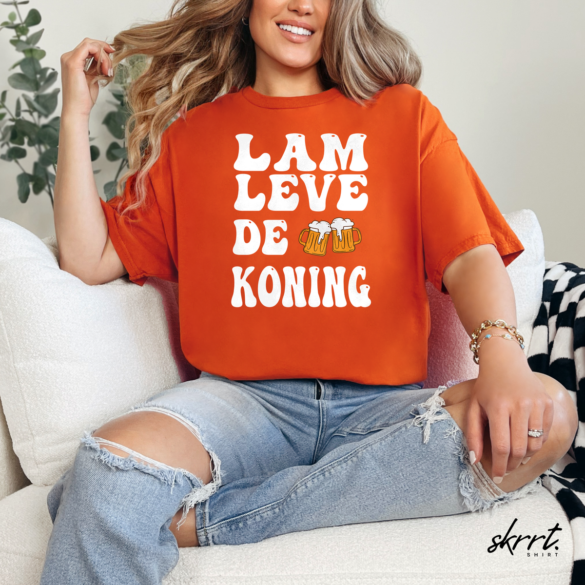 Oranje T-shirt met grote witte ‘LAM LEVE DE KONING’ tekstprint op borst