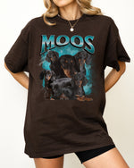 Donkerbruin t-shirt met 'MOOS' tekstprint en foto van meerdere honden.