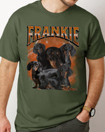 Olijfgroene t-shirt met 'FRANKIE' tekstprint en foto van honden.