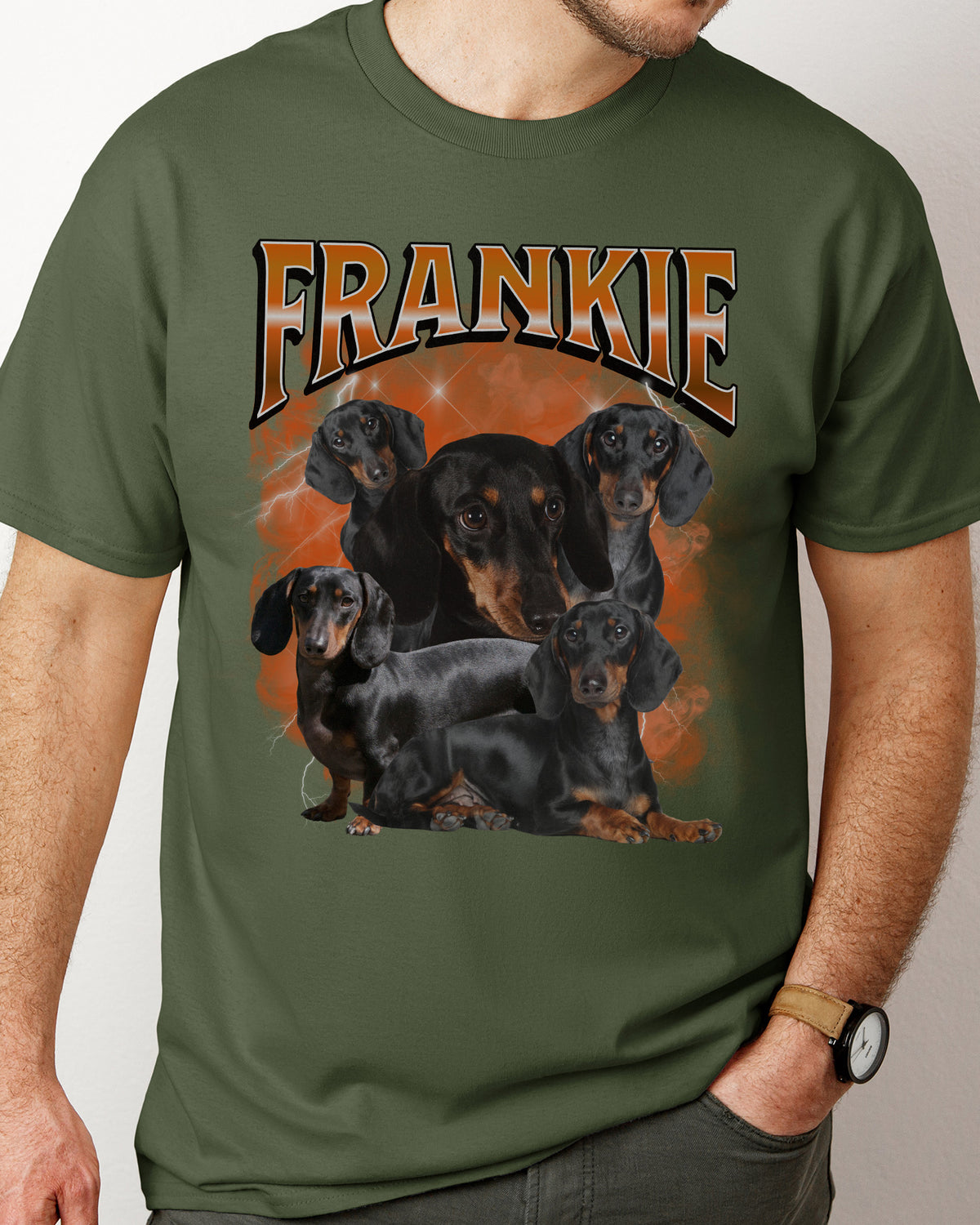 Olijfgroene t-shirt met 'FRANKIE' tekstprint en foto van honden.