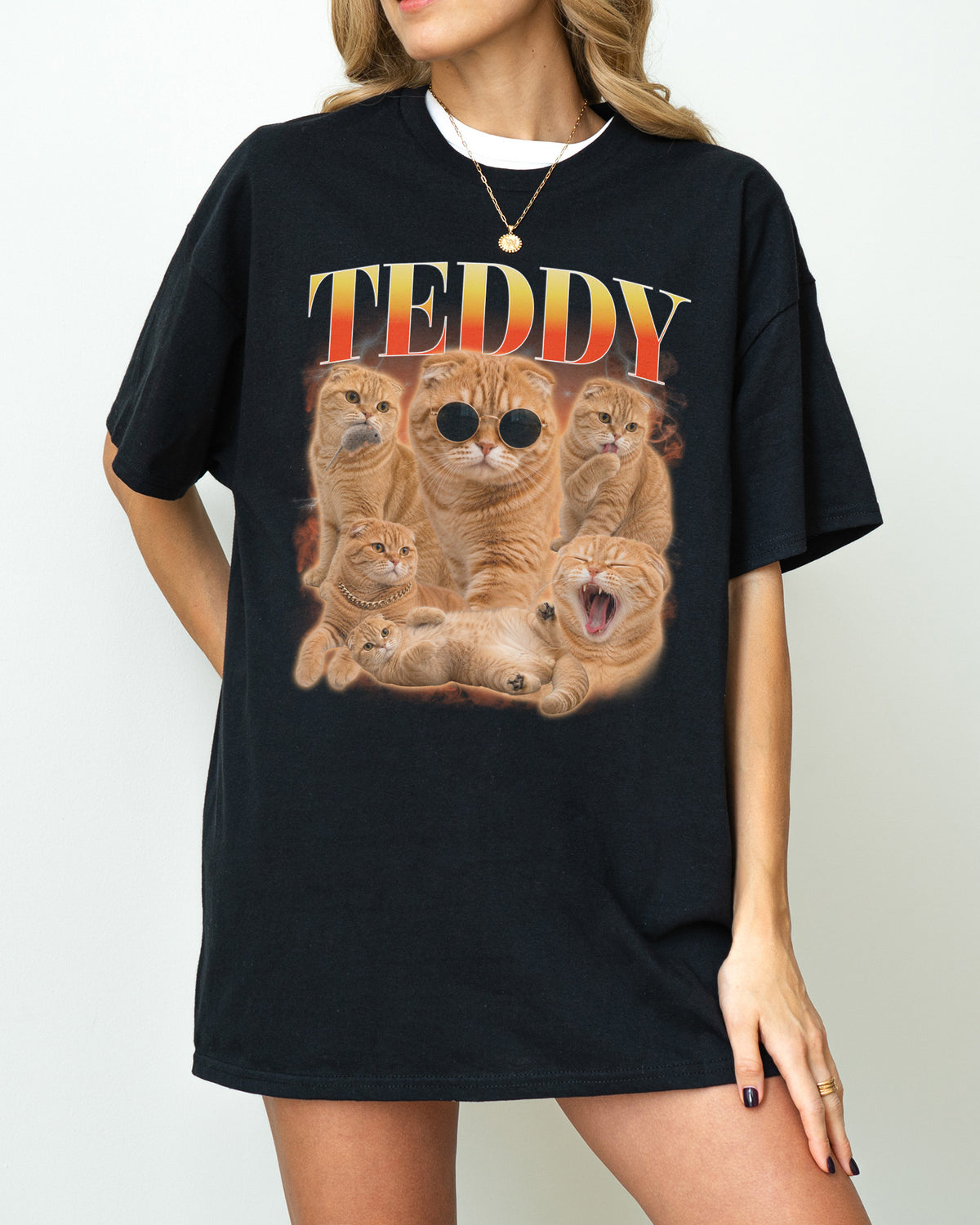 Zwart t-shirt met grote kattenfoto-print in oranje en goudtinten.