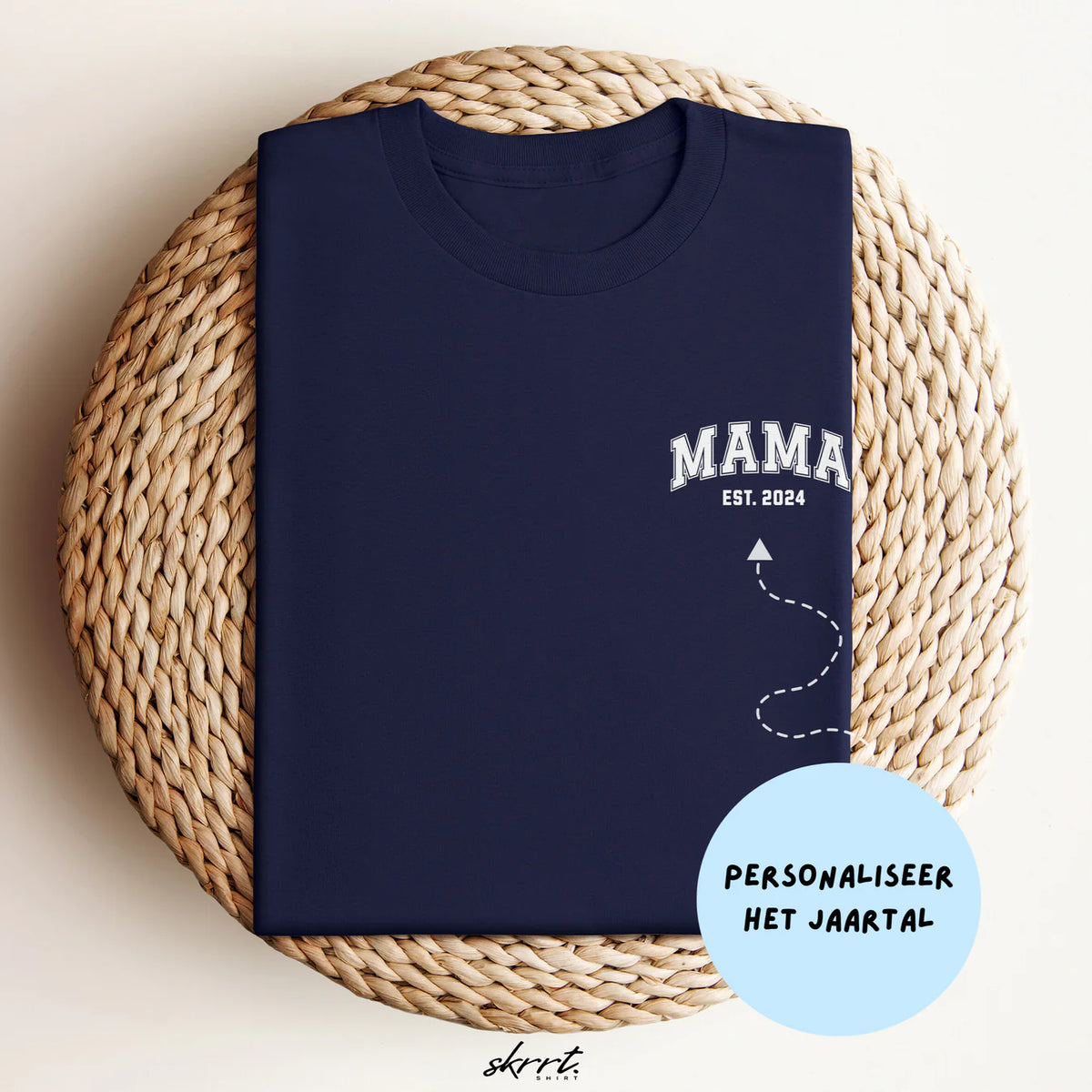 Navy t-shirt met mama-borstprint en rond label: 'PERSONALISEER HET JAARTAL'